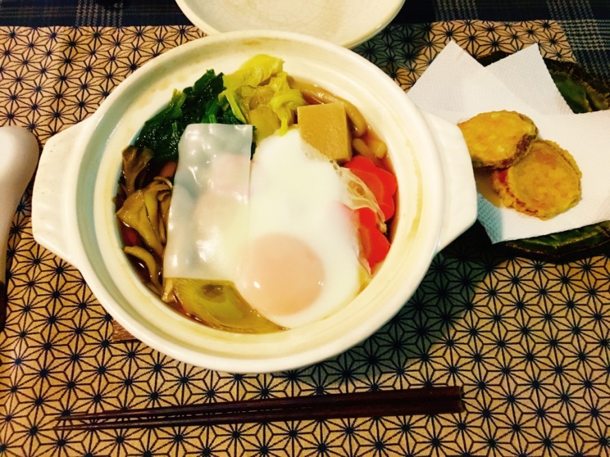 モチ入ってるしエビ天じゃなくイモ天な鍋焼きうどん モチ入ってるしエビ天じゃなくイモ天な鍋焼きうどん