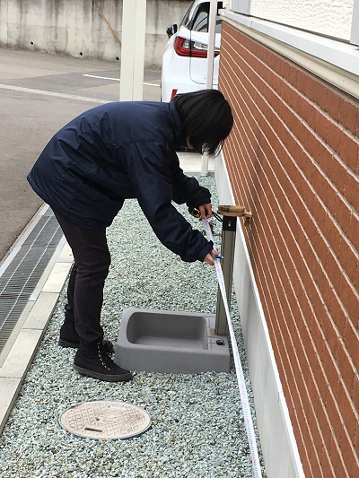 測っている。 測っている。