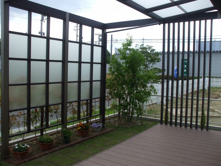 宮城県 Lixil プラスg で テラス屋根 と 目隠し 仙台市の庭 エクステリア 外構 グリーンケア