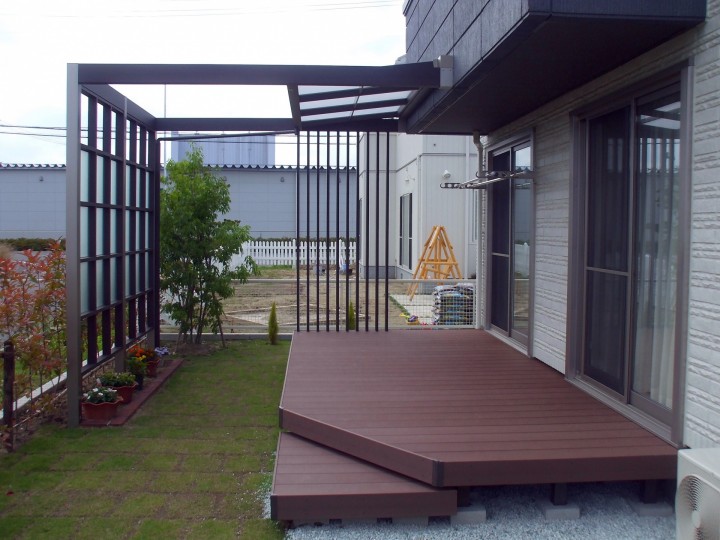 宮城県 Lixil プラスg で テラス屋根 と 目隠し 仙台市の庭 エクステリア 外構 グリーンケア